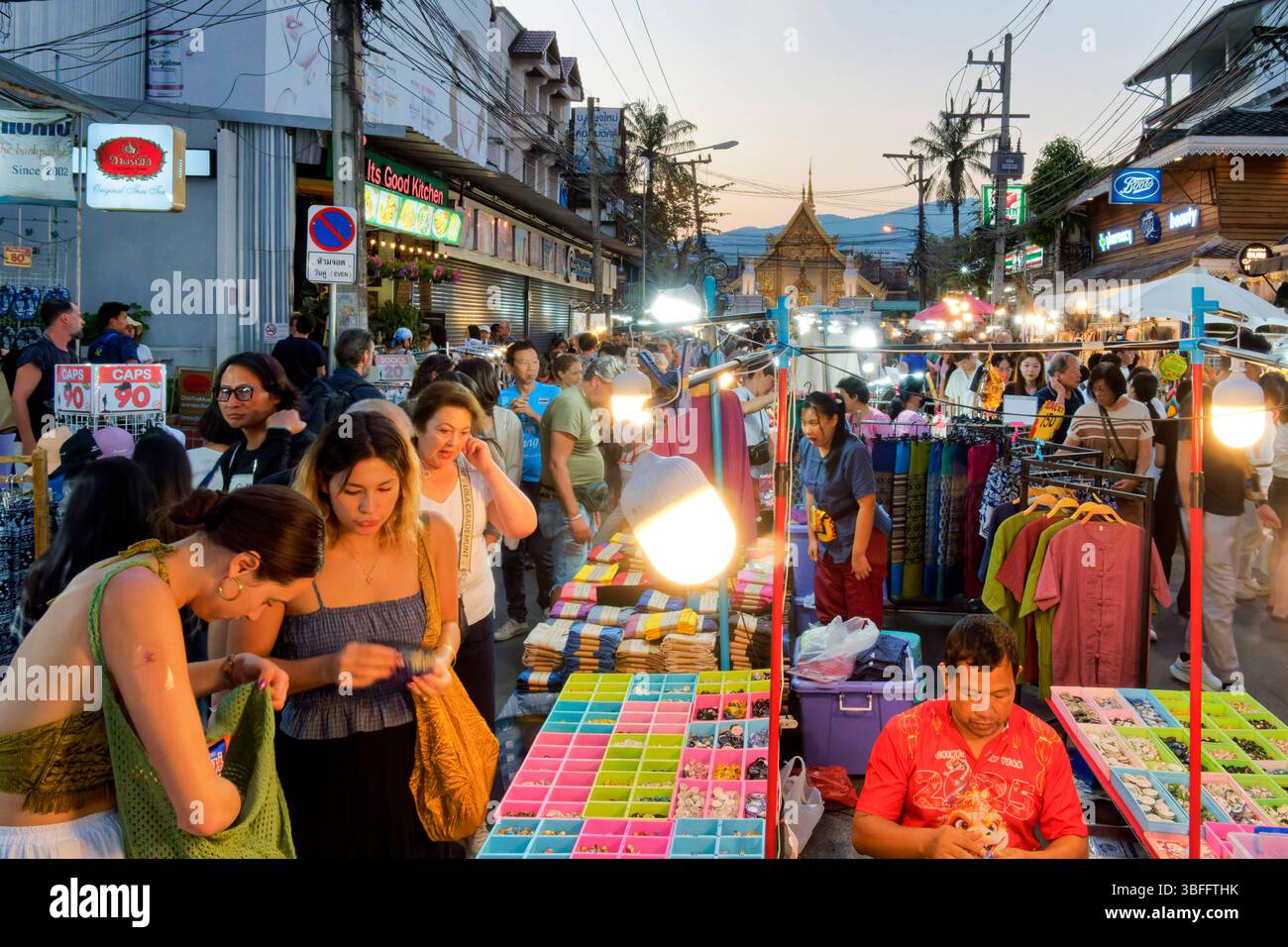 Walking Street Chiang Rai, Nachtmarkt, Flohmarkt, Thailand Walking ...