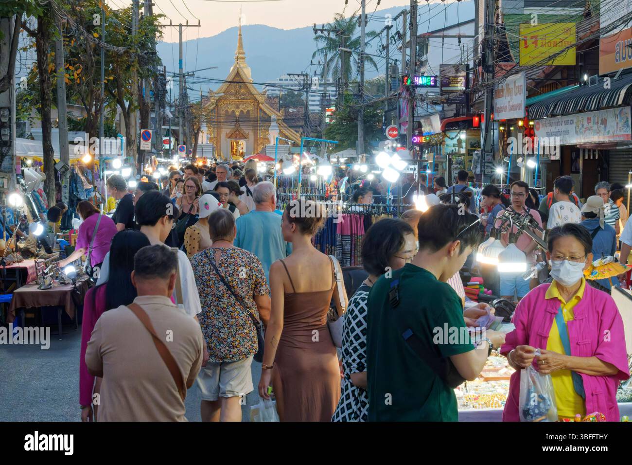 Walking Street Chiang Rai, Nachtmarkt, Flohmarkt, Thailand Walking ...