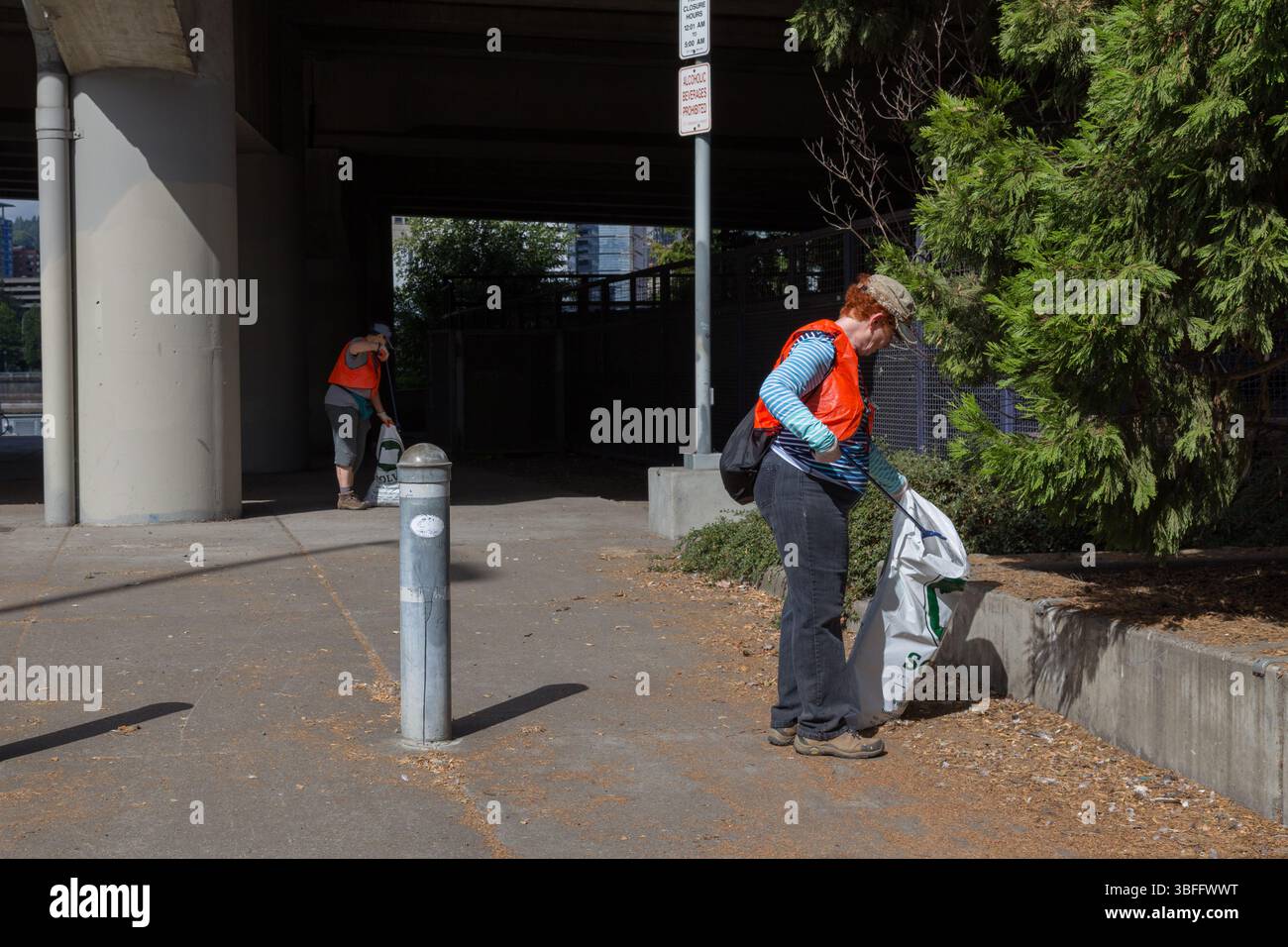 Portland, Oregon - August 17th 2017: Volunteers cleaning up trash in a ...