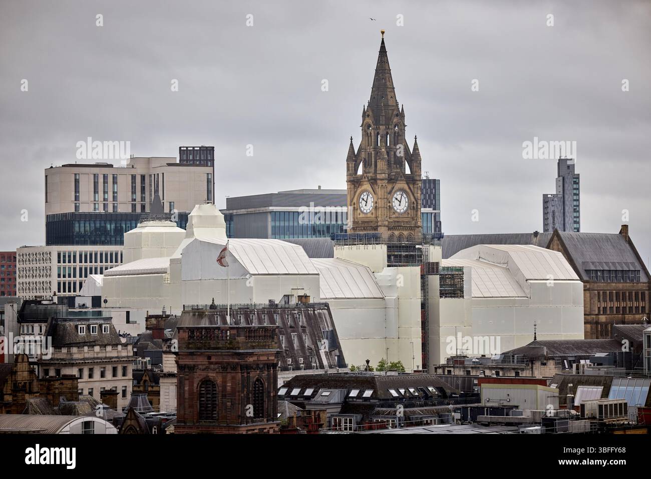 MANCHESTER CITY CENTRE Manchester town hall covers in scaffolding for restoration originally Designed by architect Alfred Waterhouse Stock Photo