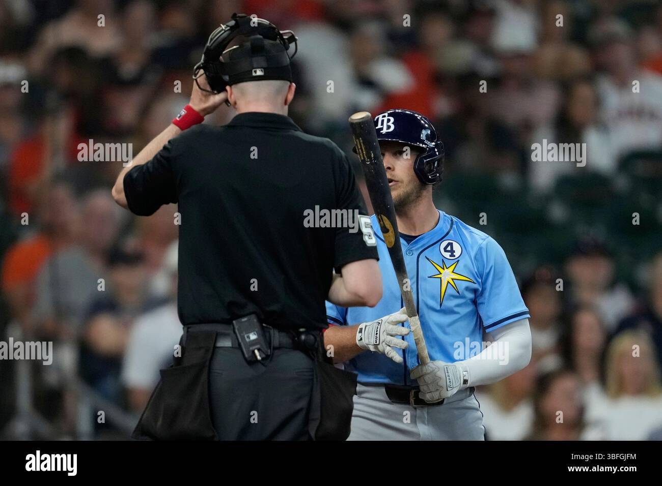 Umpire Nic Lentz, left, ejects Tampa Bay Rays' Taylor Walls for tapping(02)