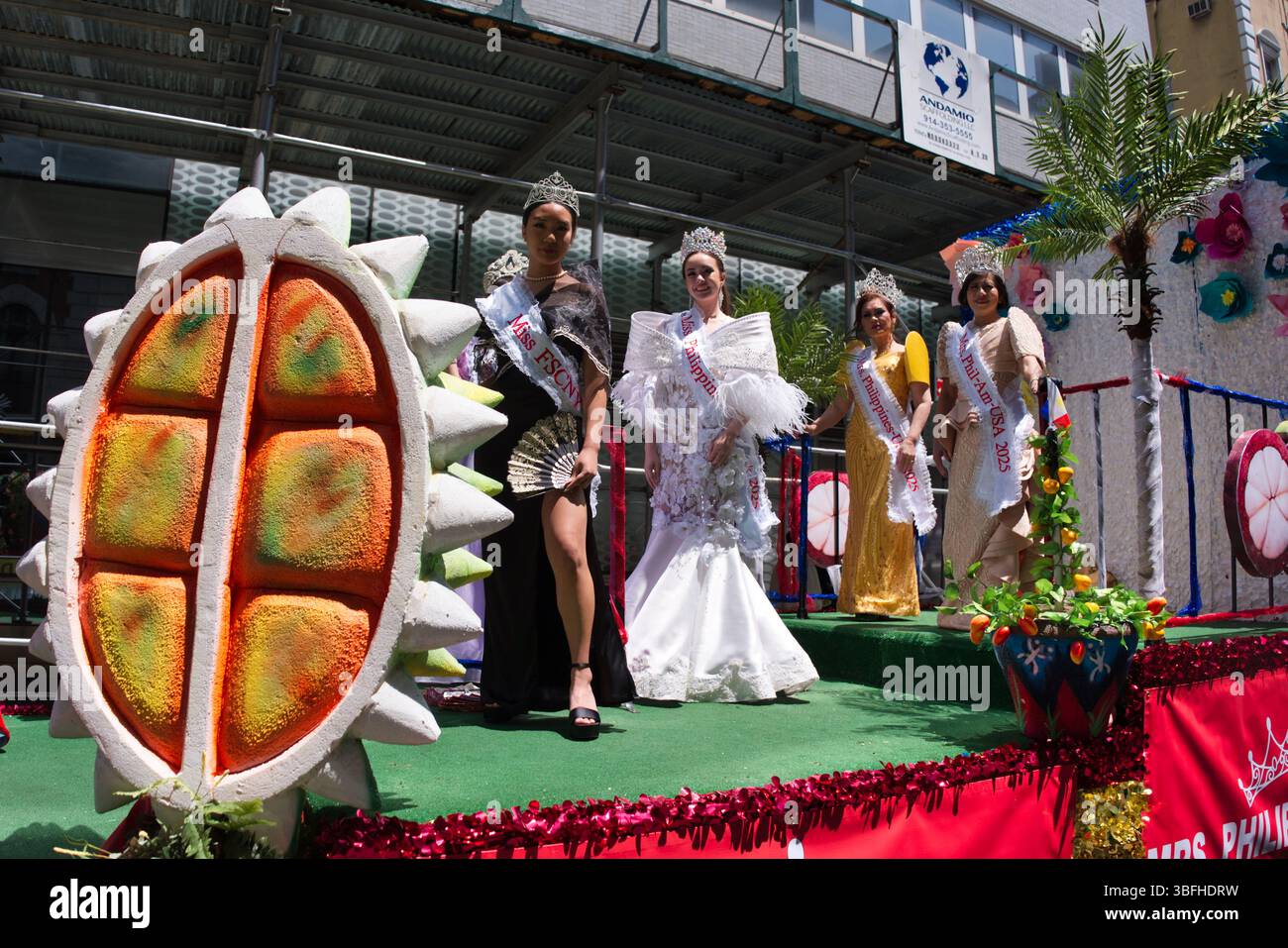 Parade float flowers pageant hi-res stock photography and images - Alamy