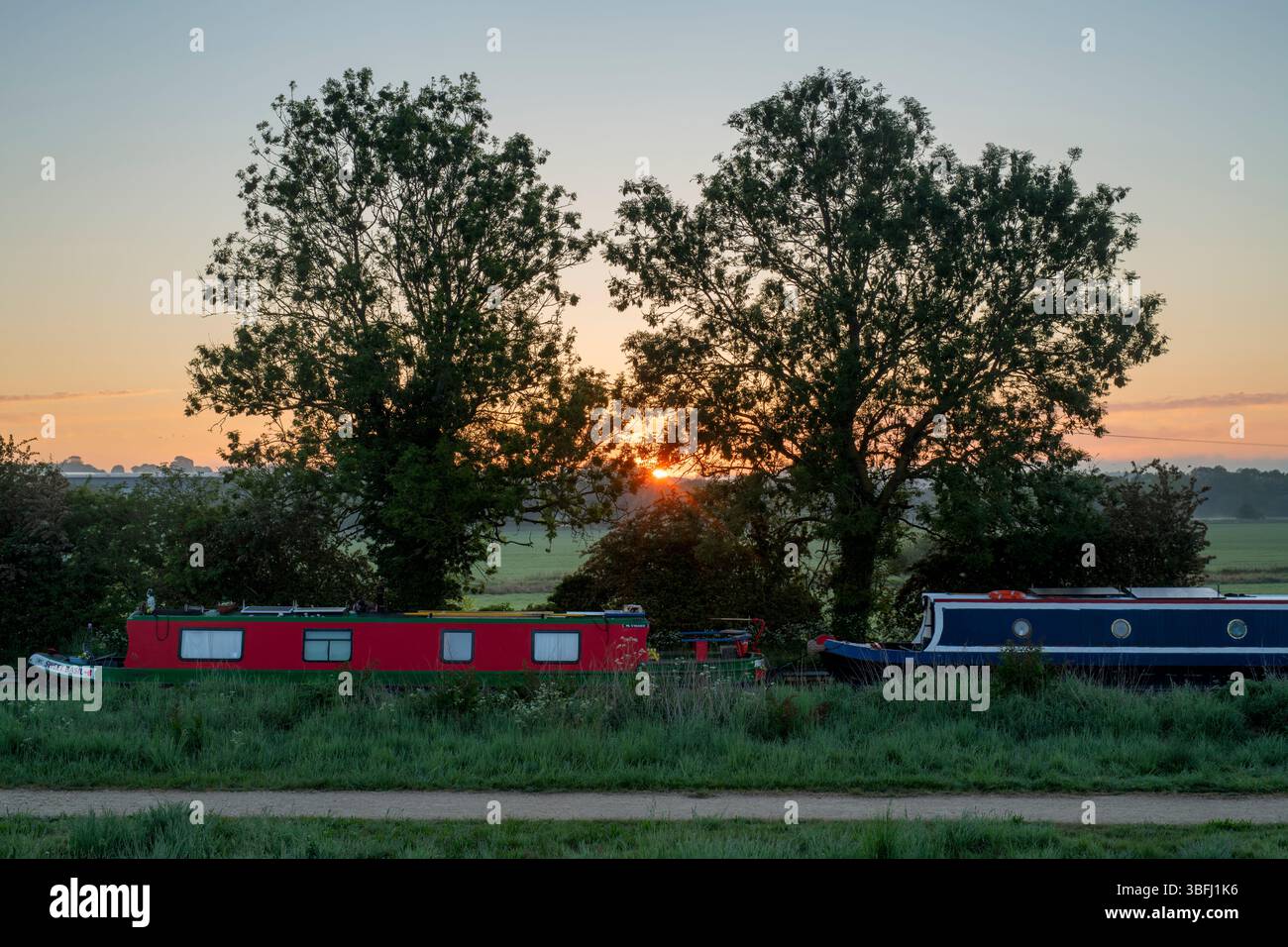 Narrowboats on the Oxford canal at sunrise. Banbury, Oxfordshire, England Stock Photo