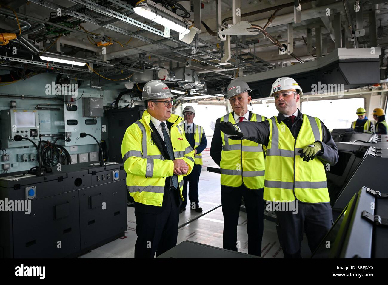 Defence Secretary John Healey (left) and Prime Minister Sir Keir ...