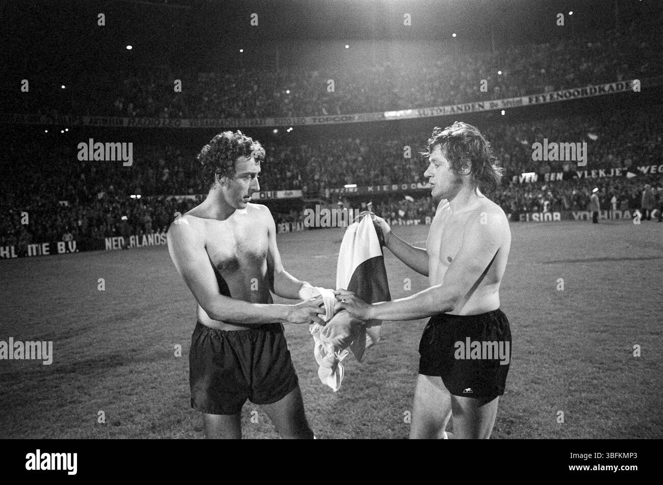 Feyenoord vs Tottenham Hotspur 2-0, UEFA Cup final shirt swap after match - Photo by Rob Mieremet, Anefo. 1974 Stock Photo