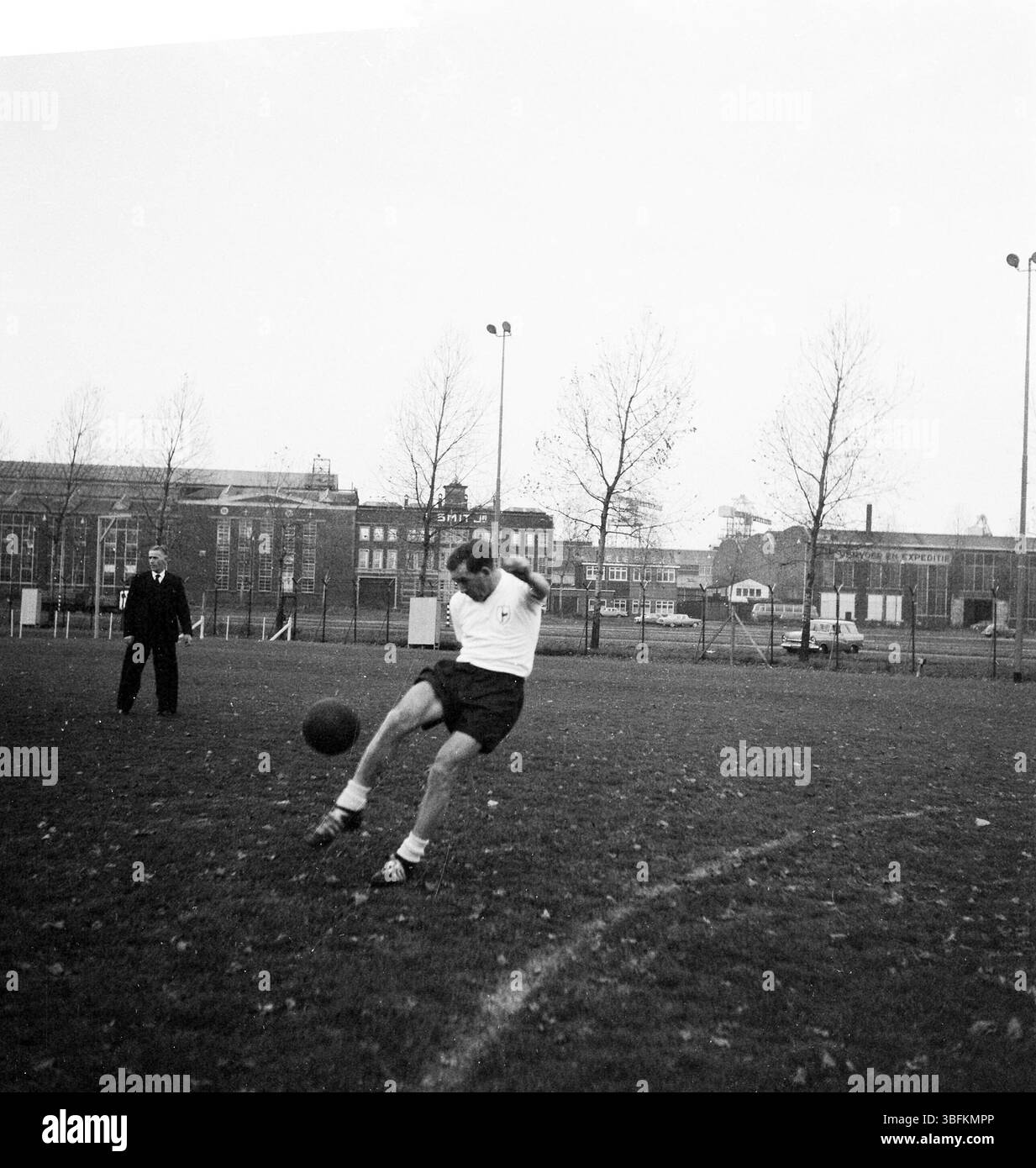 Tottenham Hotspur in Rotterdam. Players training in Rotterdam for the 1st match in the 2nd round of the European Cup I against Feyenoord (win 1-3) Photo by Koch, Anefo Stock Photo