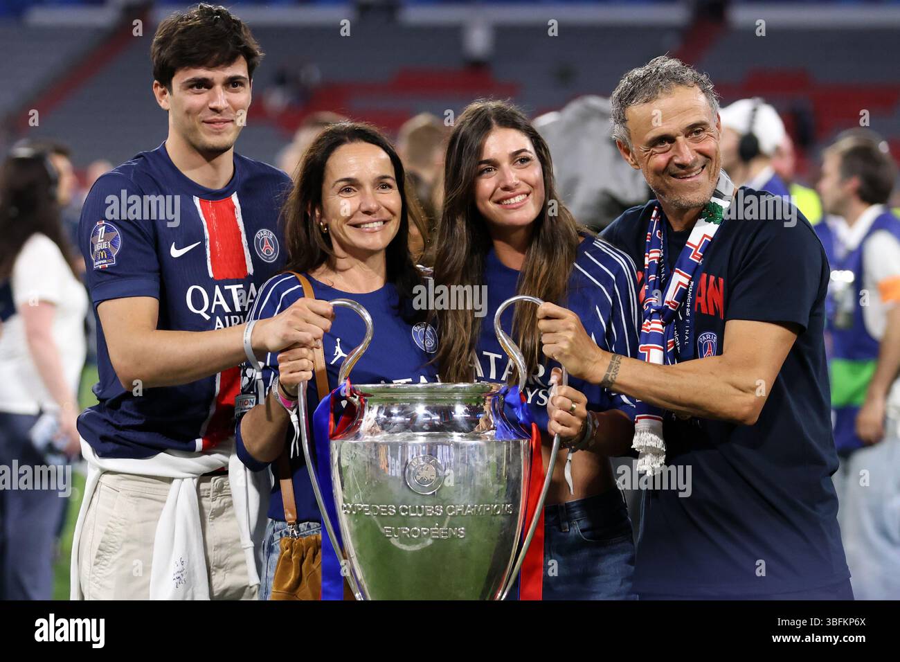 Luis Enrique, head coach of Paris Saint-Germain Fc (R) poses with ...