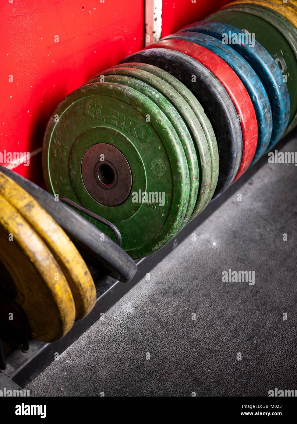 Equipment in a bodybuilding gym Stock Photo - Alamy