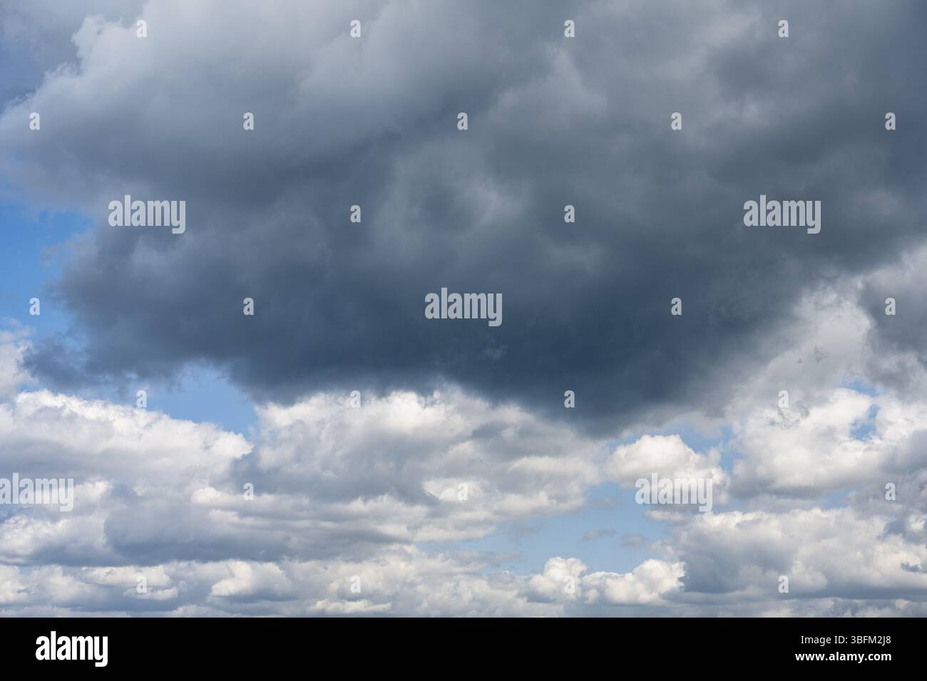 Dramatische Wolkenformation vor einem Sommergewitter, formatfuellend, Baden-Wuerttemberg, Deutschland Stock Photo