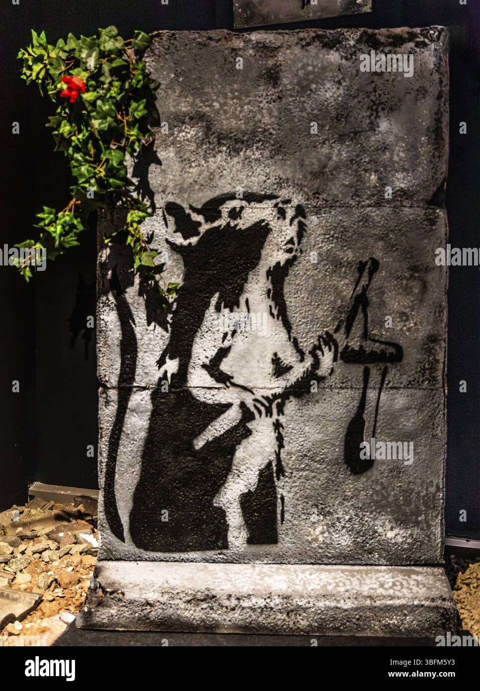 Banksy slingshot rat hi-res stock photography and images - Alamy