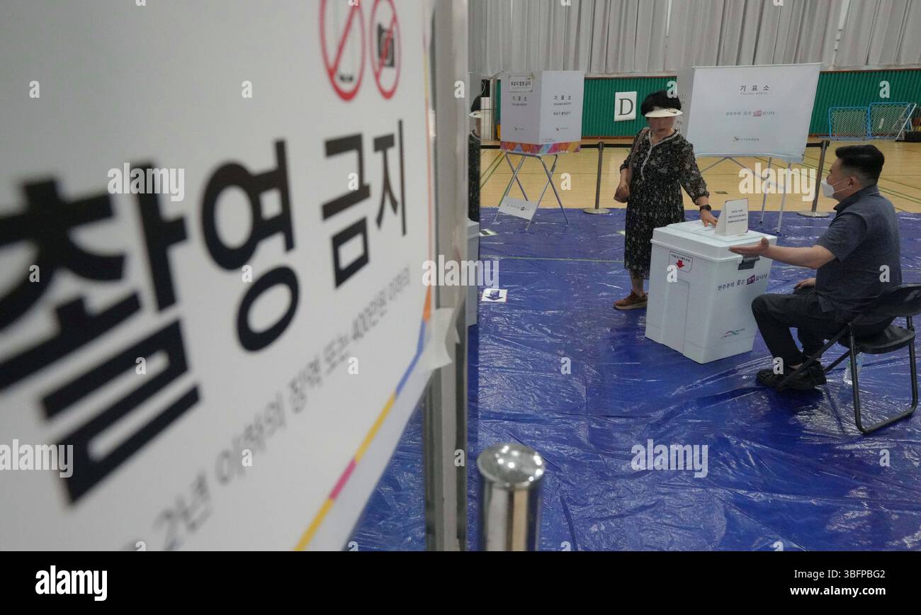 Seoul citizens visit a polling station on the day of the South Korean