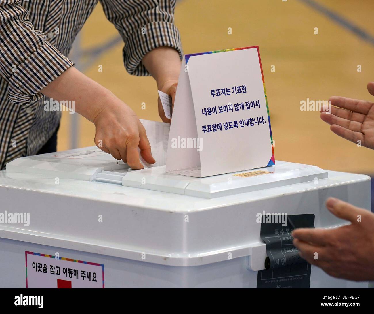 Seoul citizens visit a polling station on the day of the South Korean