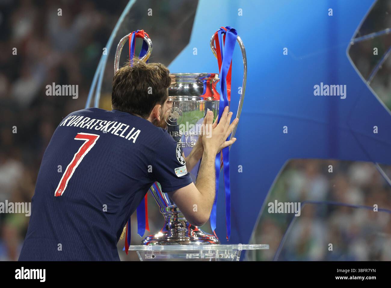 Khvicha Kvaratskhelia PSG final Tactical Versatility: The PSG and Arsenal Model
