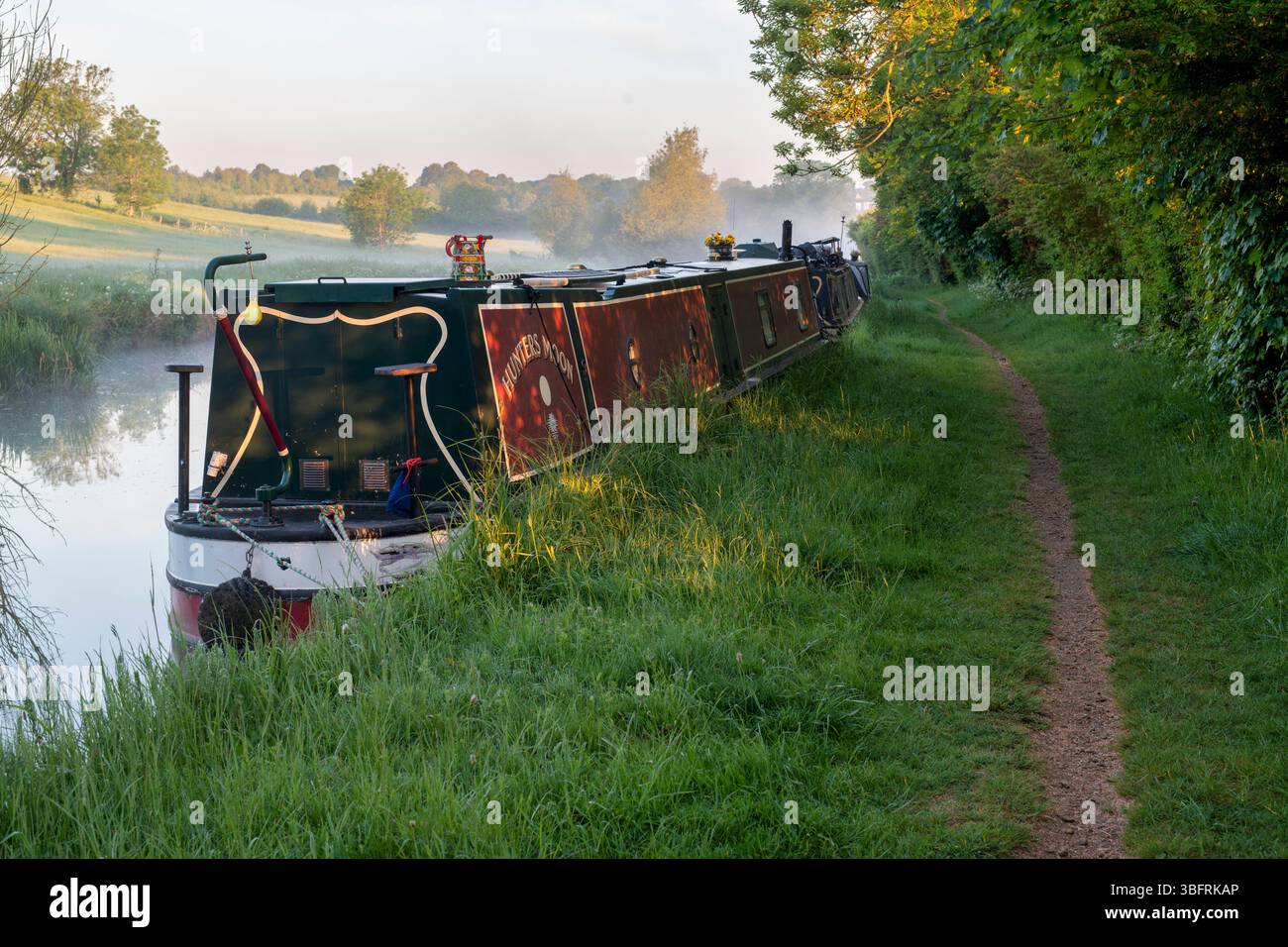Narrowboat on the Oxford canal just after sunrise. Banbury, Oxfordshire, England Stock Photo