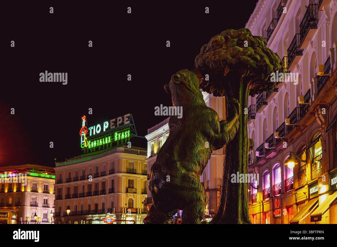 Statue of bear and strawberry tree a symbol of madrid hi-res stock