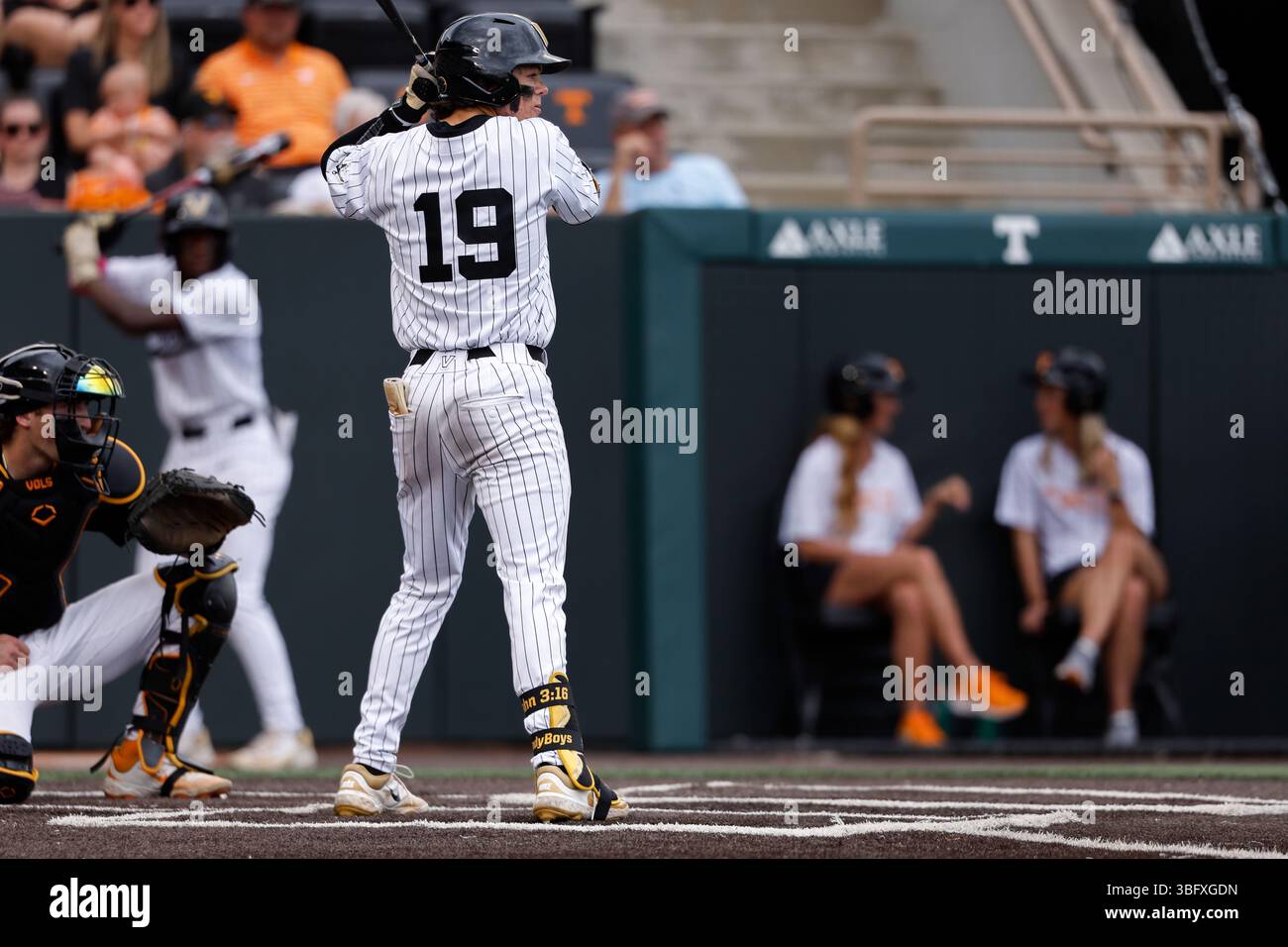 Vanderbilt Commodores second baseman Rustan Rigdon (19) at bat against ...