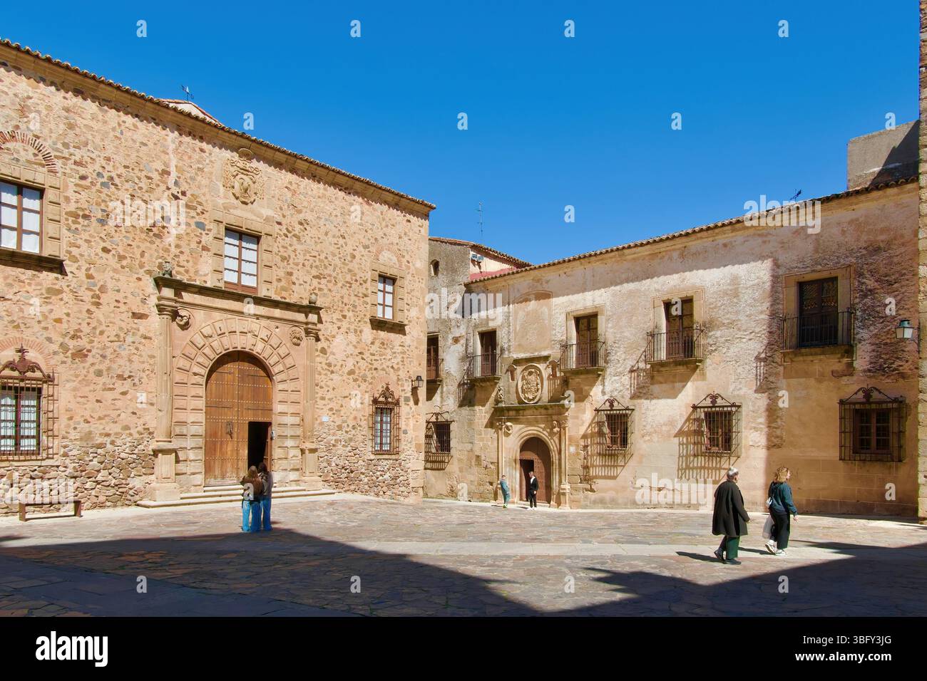 facades-of-the-16th-century-casa-de-los-ovando-and-palacio-episcopal