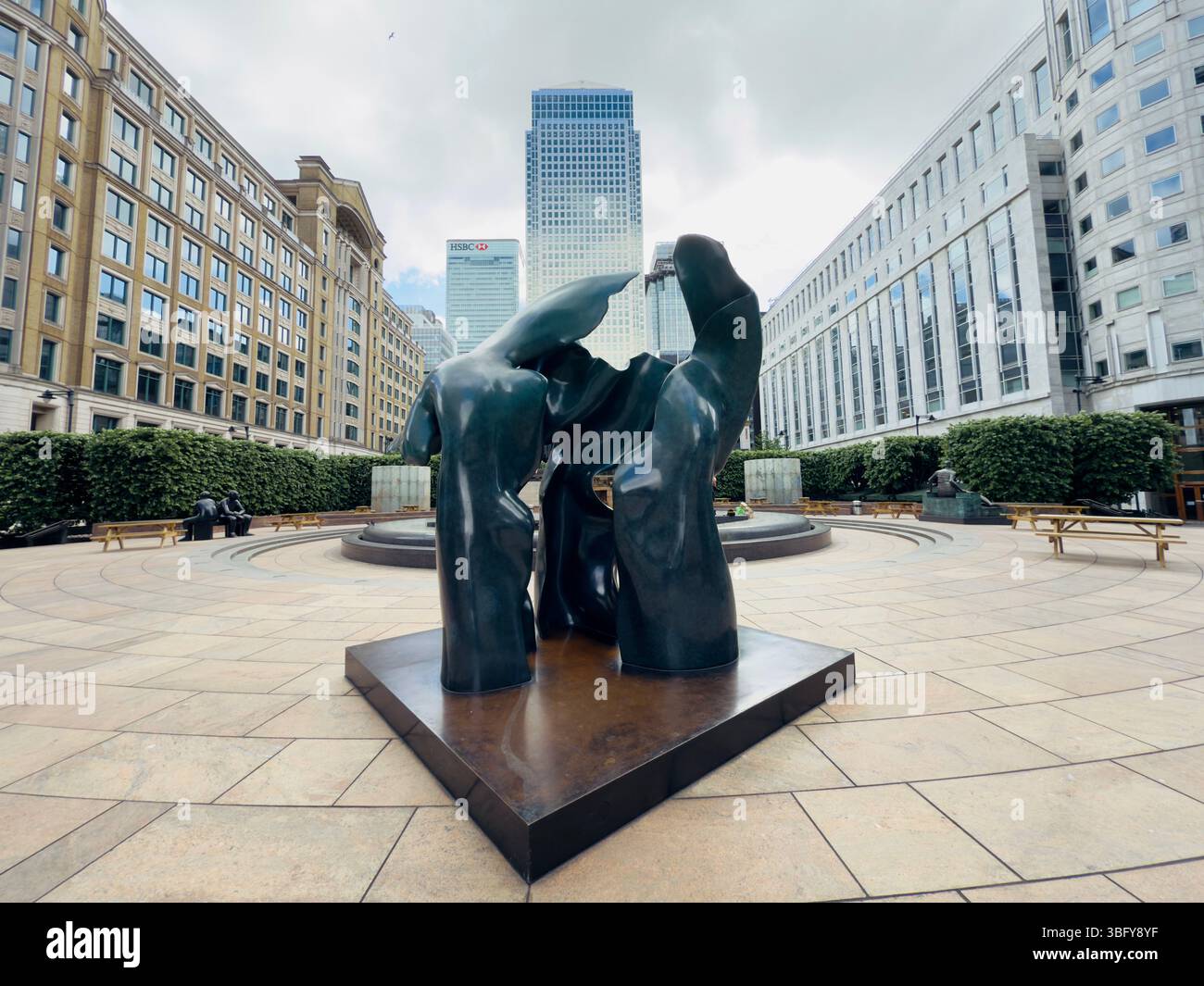 Hsbc canary wharf sculpture smartphone stock photos and images - Alamy