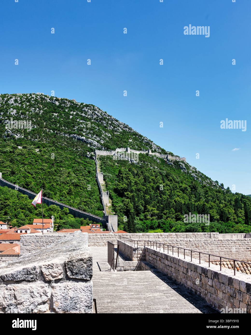 Der Blick vom Fort auf die Befestigungsmauer in Ston, Kroatien Stock Photo