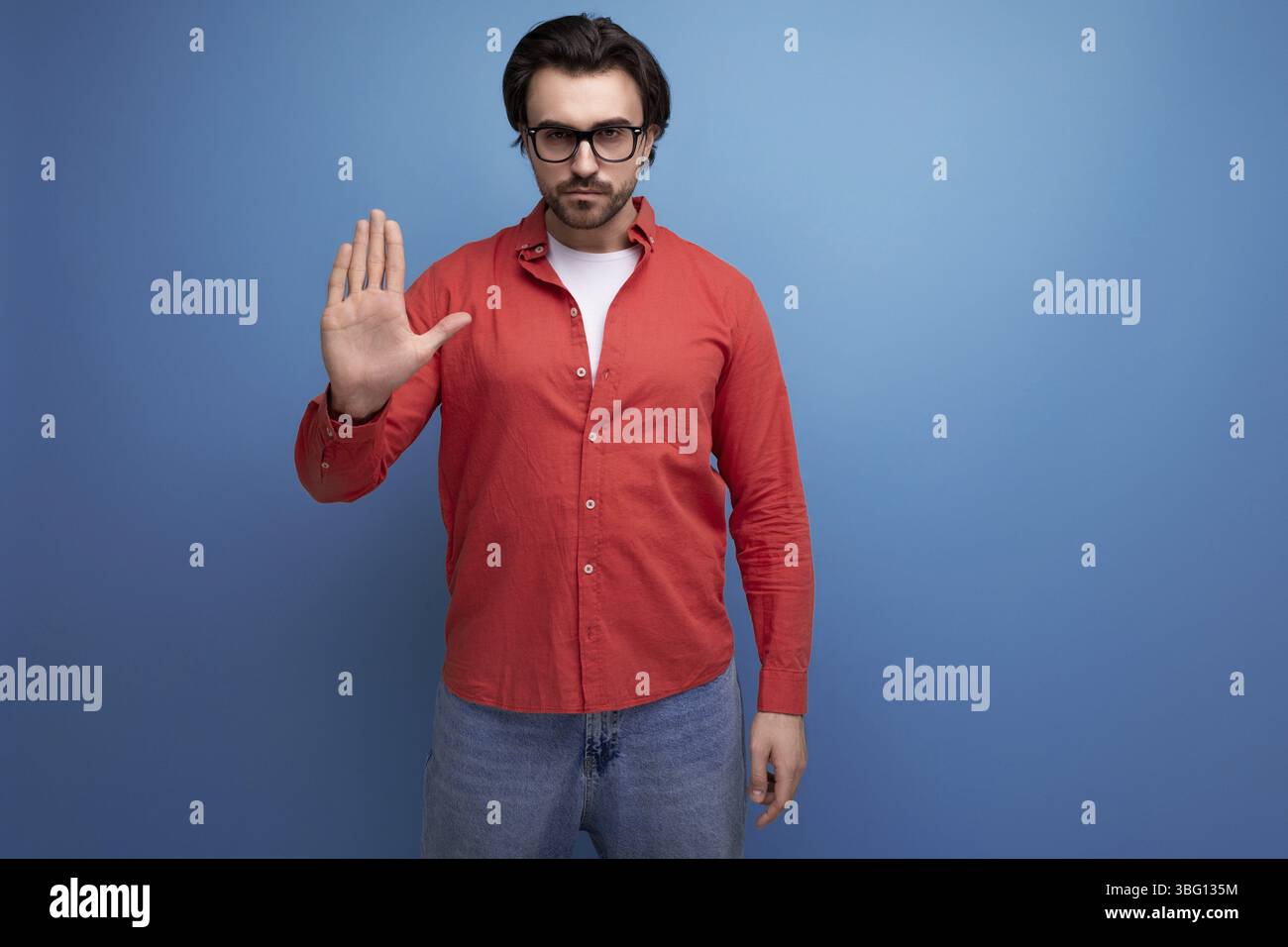 Stilvoll europaeisch 35 jahre alt mann in casual hemd bittet zu stoppen Stock Photo