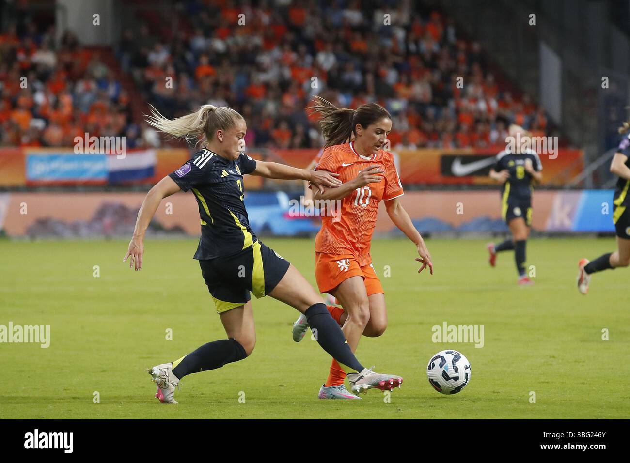 TILBURG - (l-r) Amy Muir of Scotland , Danielle van de Donk of Holland ...