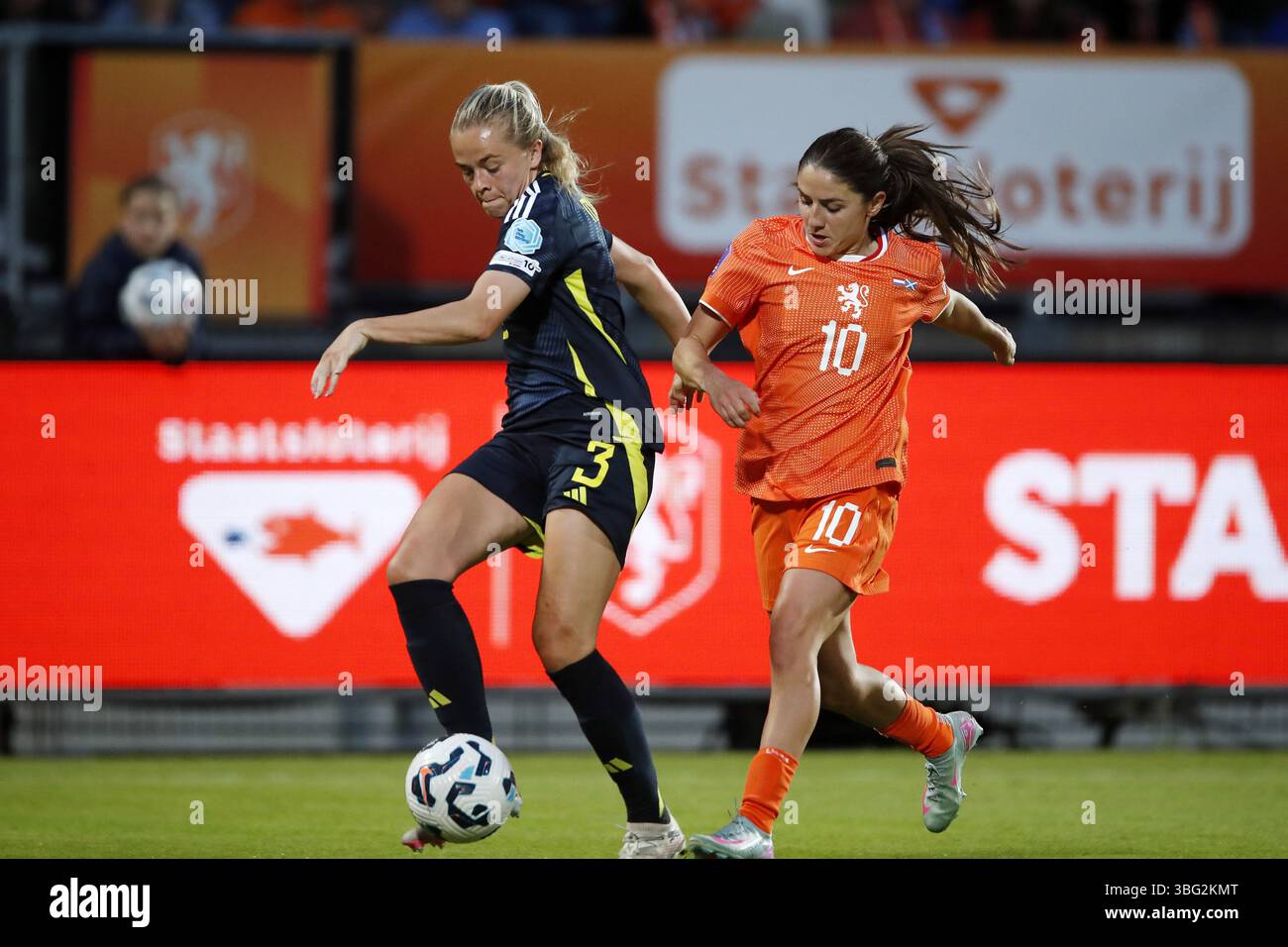 TILBURG - (l-r) Amy Muir of Scotland , Danielle van de Donk of Holland ...