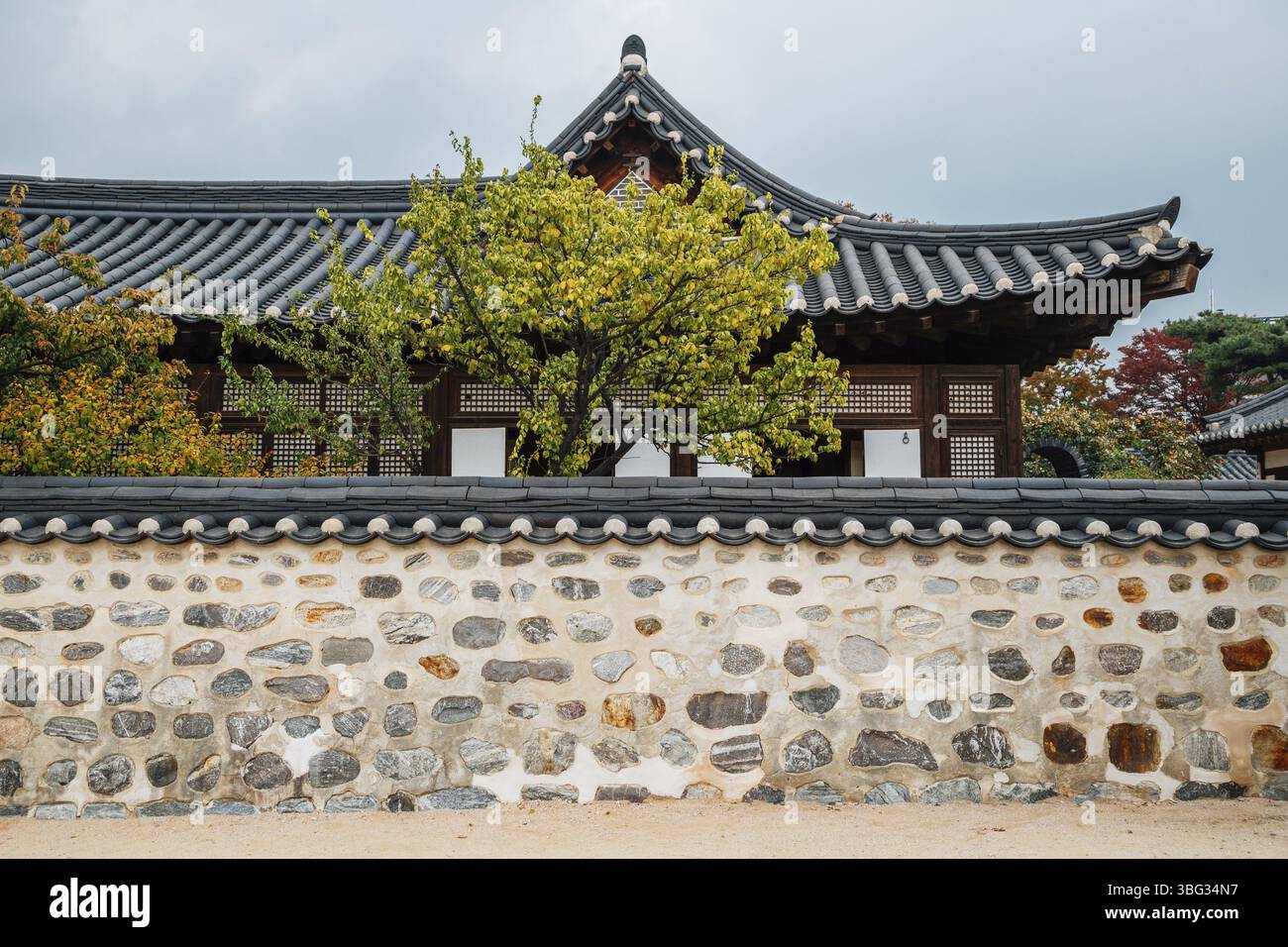 Korean traditional house at Namsangol Hanok Village in Seoul, Korea ...