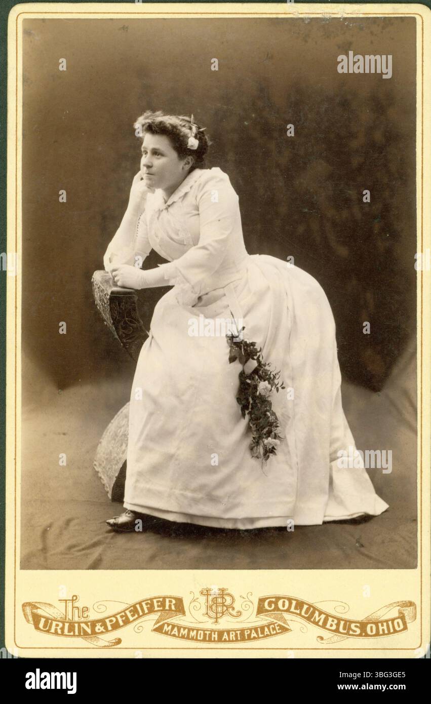 Dress vintage white gloves hi-res stock photography and images - Alamy Dress vintage white gloves hi-res stock photography and images - Alamy