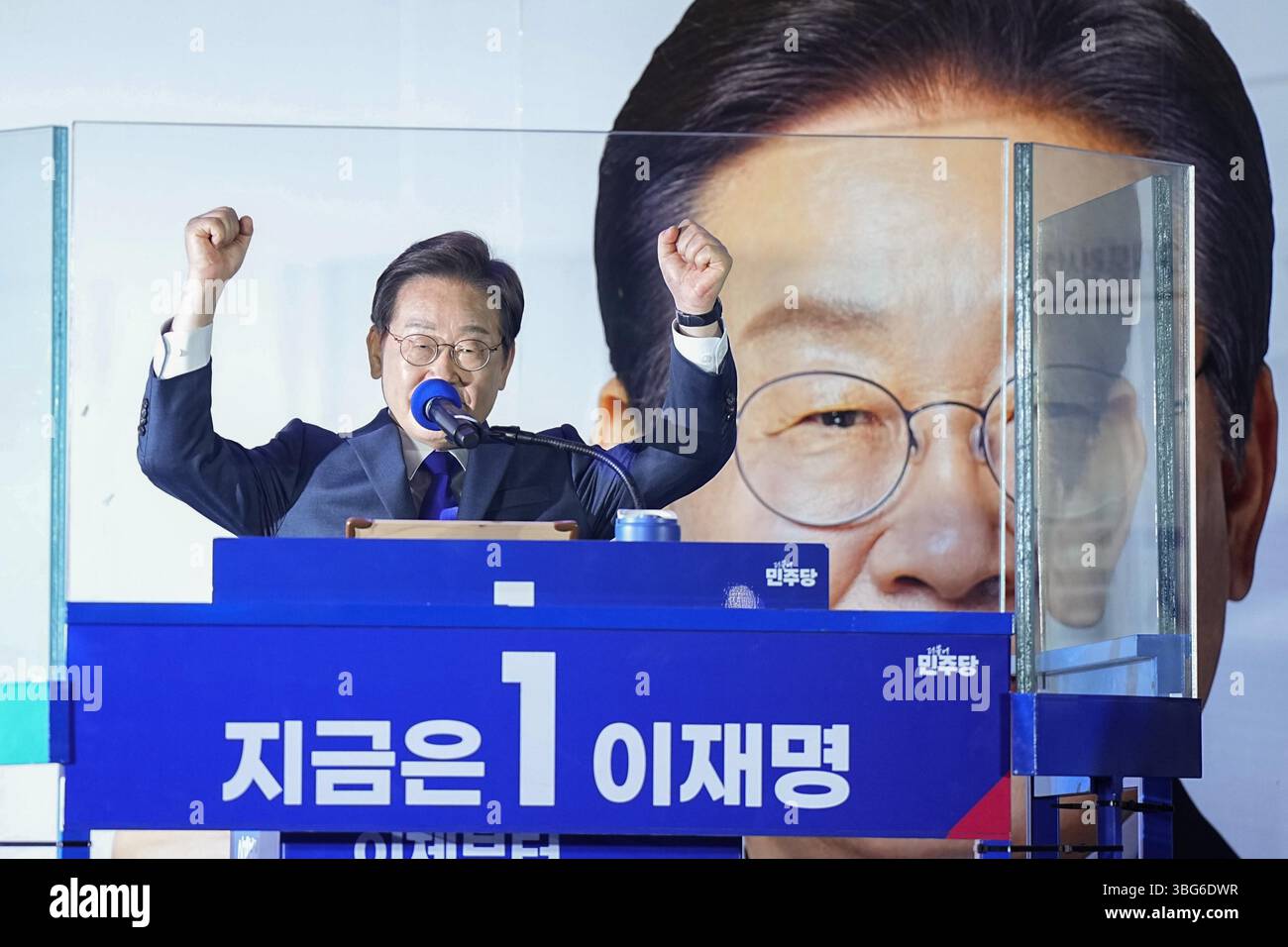 Lee Jae Myung of the liberal Democratic Party raises his hands in front Lee Jae Myung of the liberal Democratic Party raises his hands in front