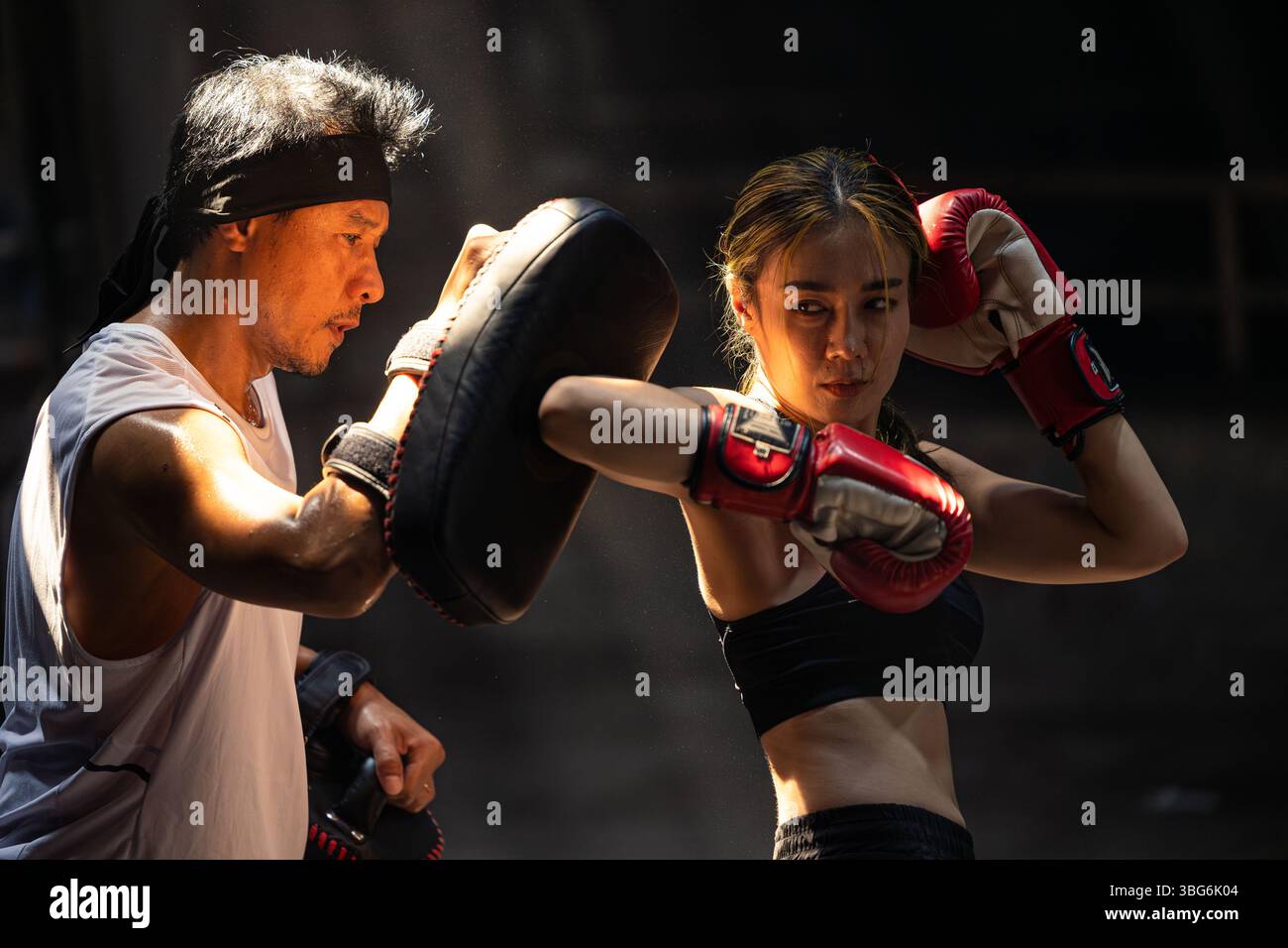 Elbow kick technique training hi res stock photography and images Alamy
