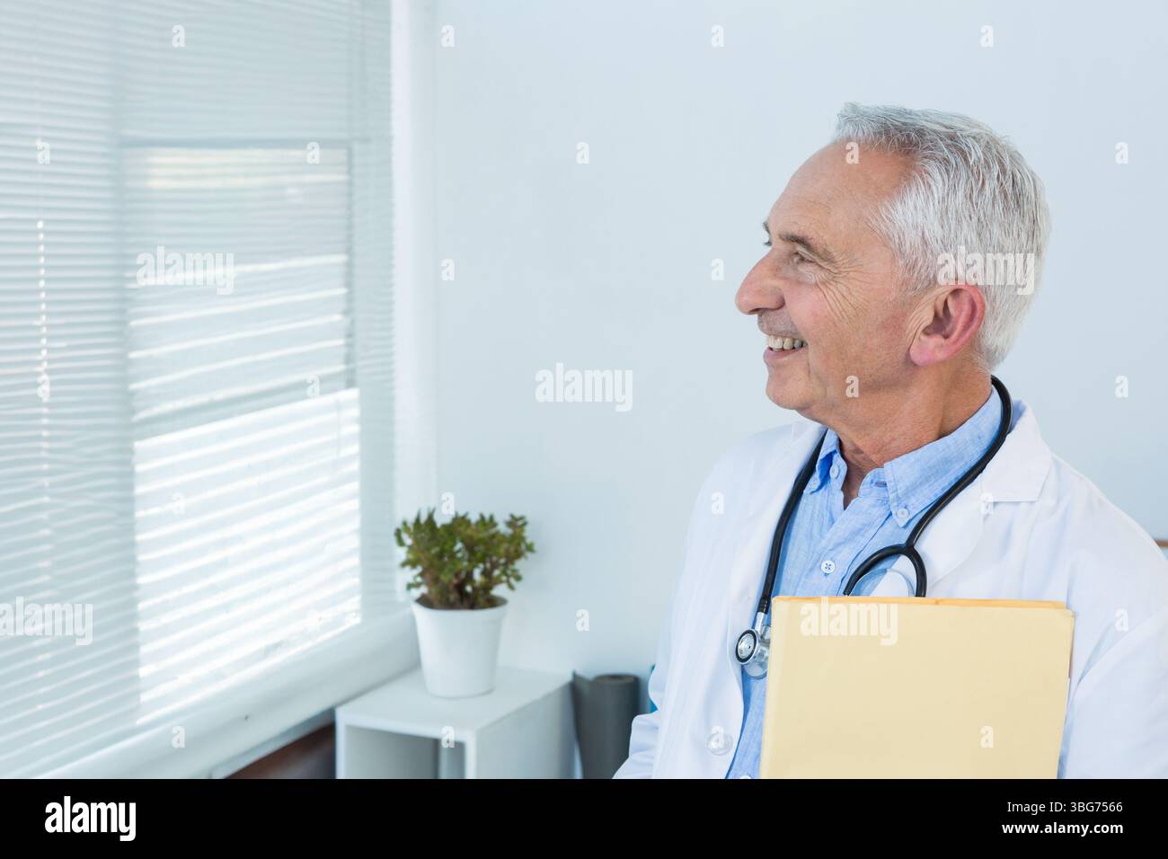 Doctor holding manila folder hi-res stock photography and images - Alamy