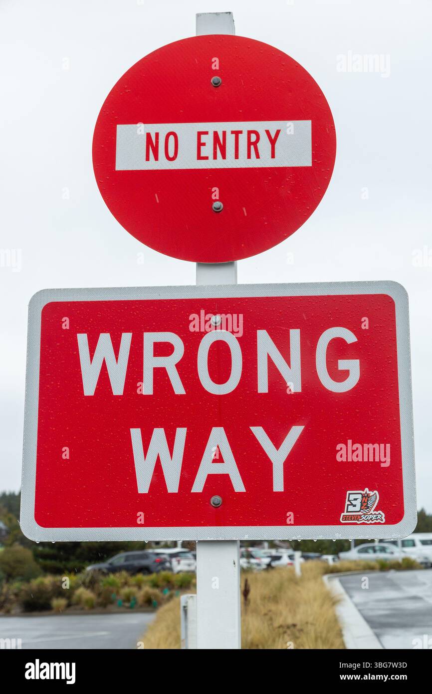 Wrong way signs hi-res stock photography and images - Alamy