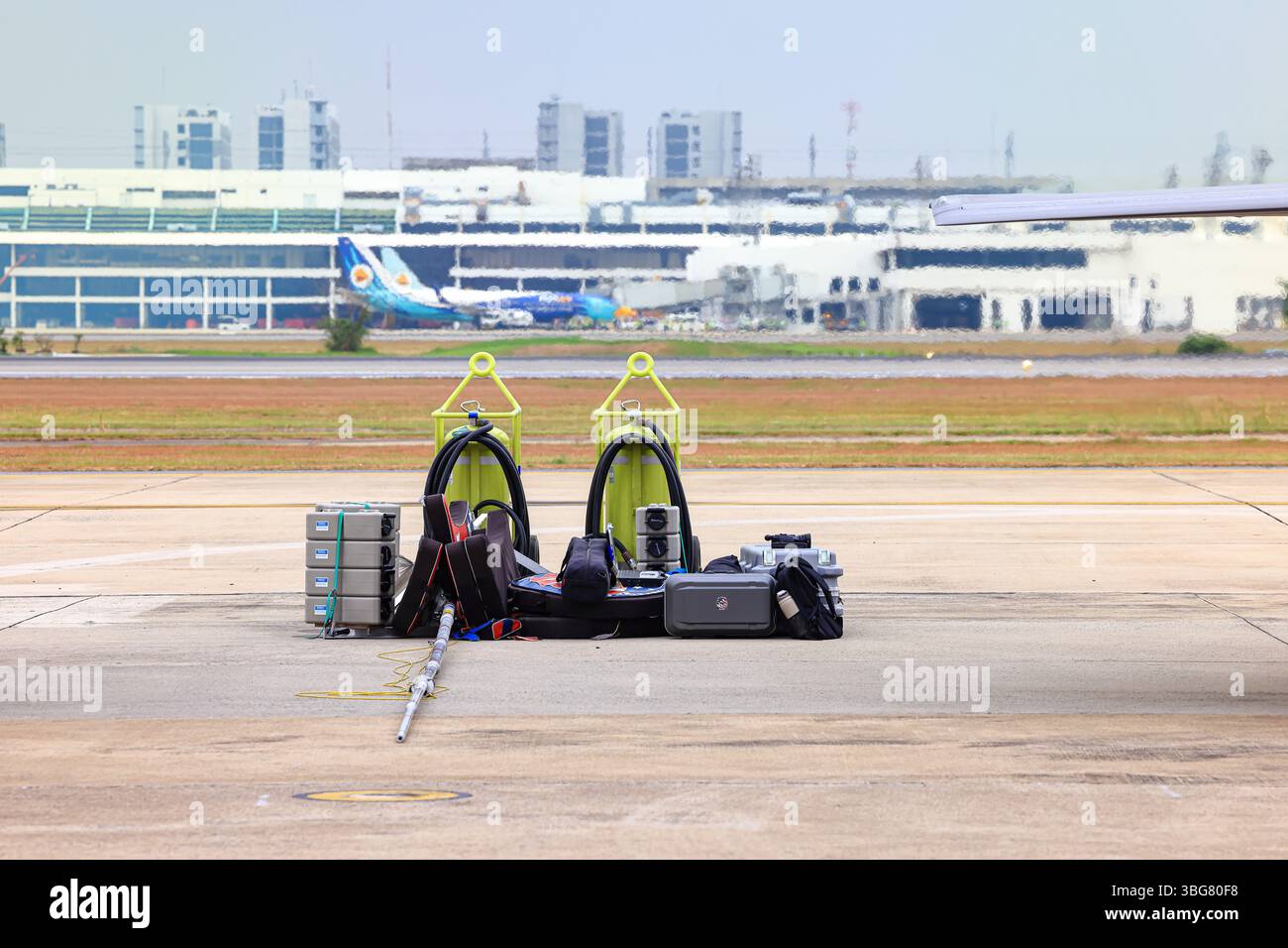 Equipment for supporting the operations of fighter aircraft piled up ...