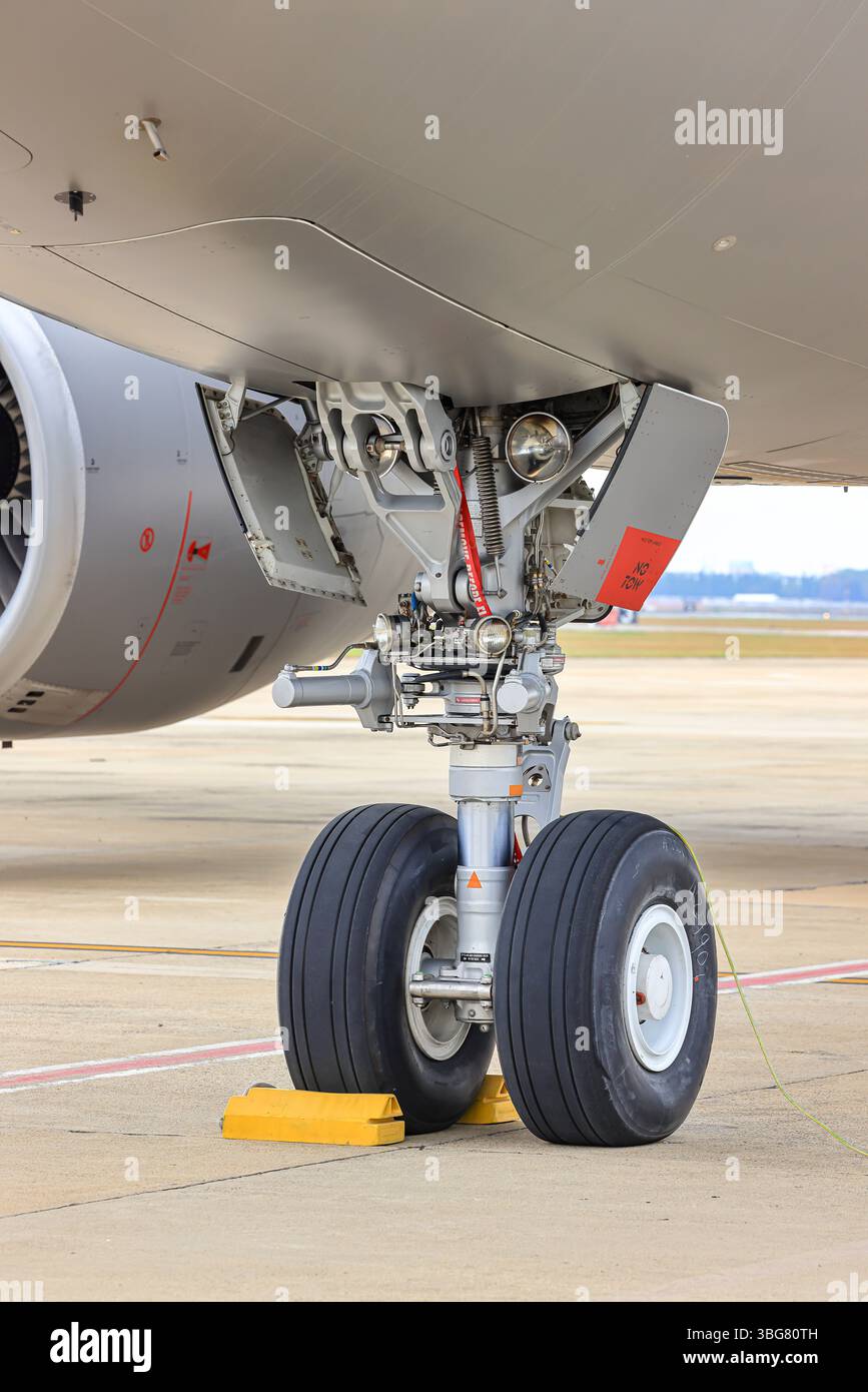 Front landing gear hi-res stock photography and images - Alamy