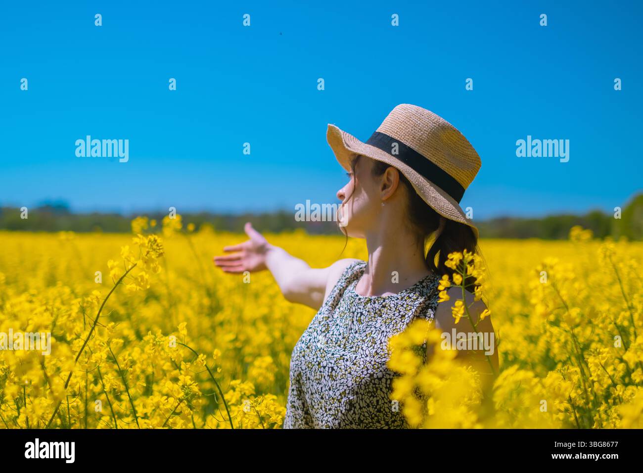 Summer woman wearing yellow dress hi-res stock photography and images -  Page 2 - Alamy