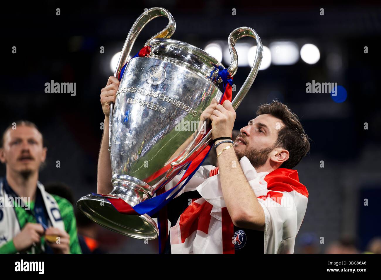 khvicha-kvaratskhelia-of-paris-saint-germain-celebrates-with-the-trophy