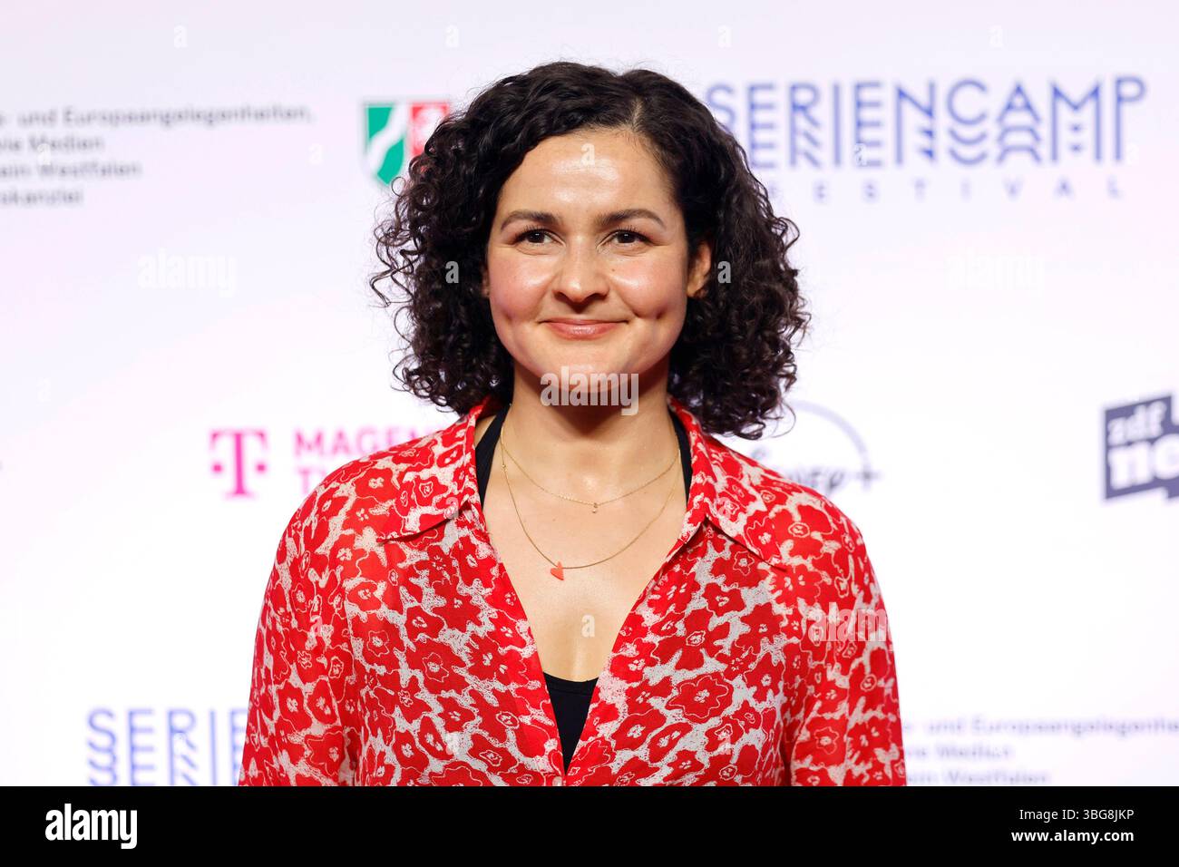 schauspielerin-nagmeh-alaei-bei-der-er-ffnung-des-11-seriencamp
