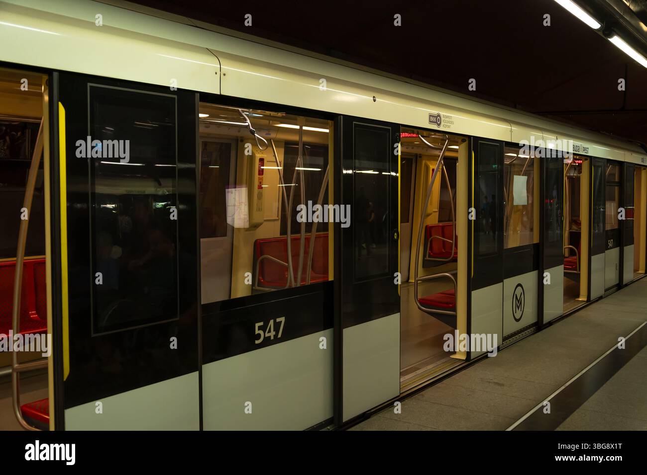 Enter Train Metro passengers enter train carriage hi-res stock photography and ...