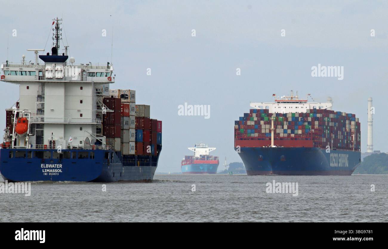 Containerfrachter auf der Elbe kurz vor dem Hamburger Hafen ...