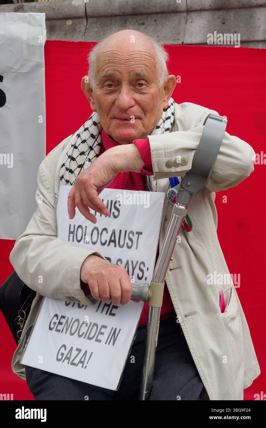 London, UK. 4 June 2025. Holocaust Survivor Stephen Kapos. Campaigners form a red line for Palestine around Parliament across both bridges and on both sides of the river during Prime Minister’s Questions to demand the government imposes a full arms embargo and sanctions on Israel immediately. Palestinians are starving and Israel has opened fire on people queueing for the very limited food being left for them by the GHF food aid system which Israel is using as a weapon. Peter Marshall/Alamy Live News Stock Photo