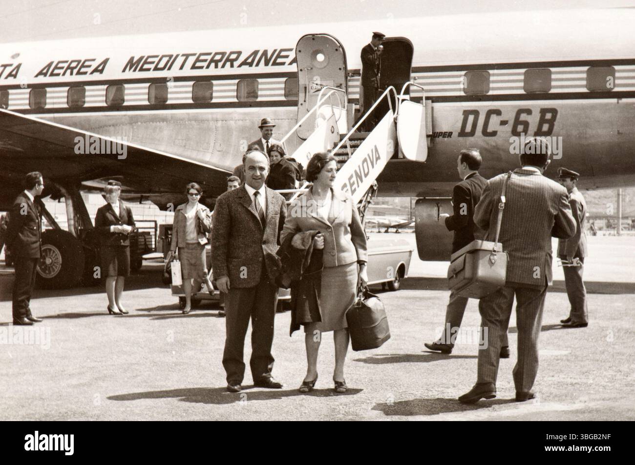 Vintage airplane passengers hi-res stock photography and images - Alamy