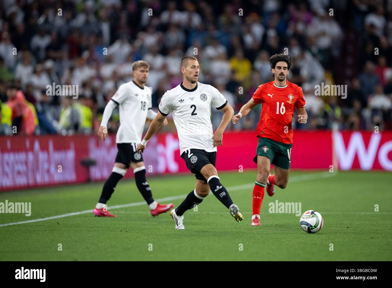 Waldemar Anton (Deutschland, 02) im Zweikampf mit Francisco Trincao