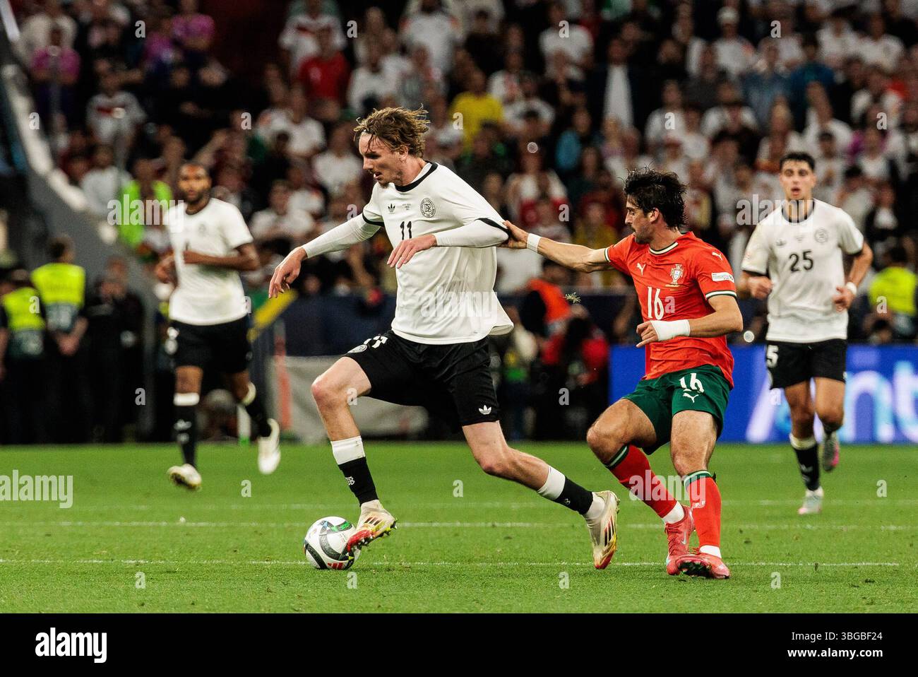 Zweikampf Nick Woltemade (Deutschland, 11), Francisco Trincao (Portugal