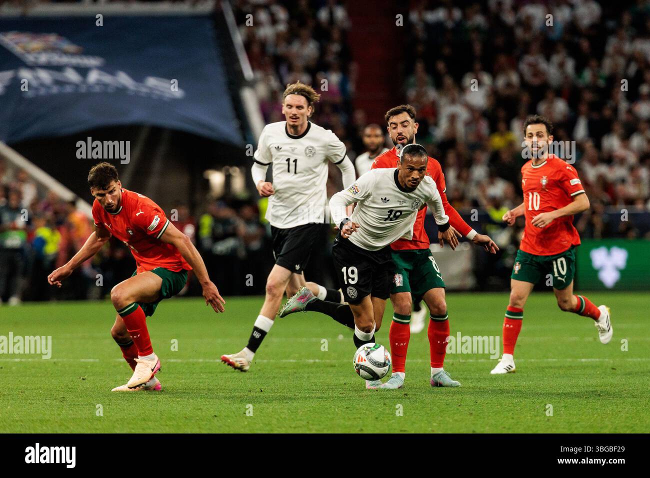 Zweikampf Leroy Sane (Deutschland, 19), Bruno Fernandes (Portugal, 8