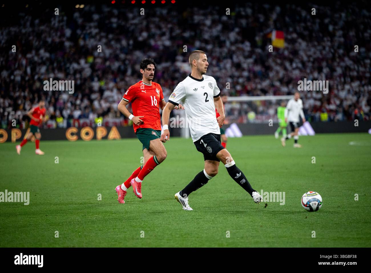 Waldemar Anton (Deutschland, 02) am Ball vor Francisco Trincao