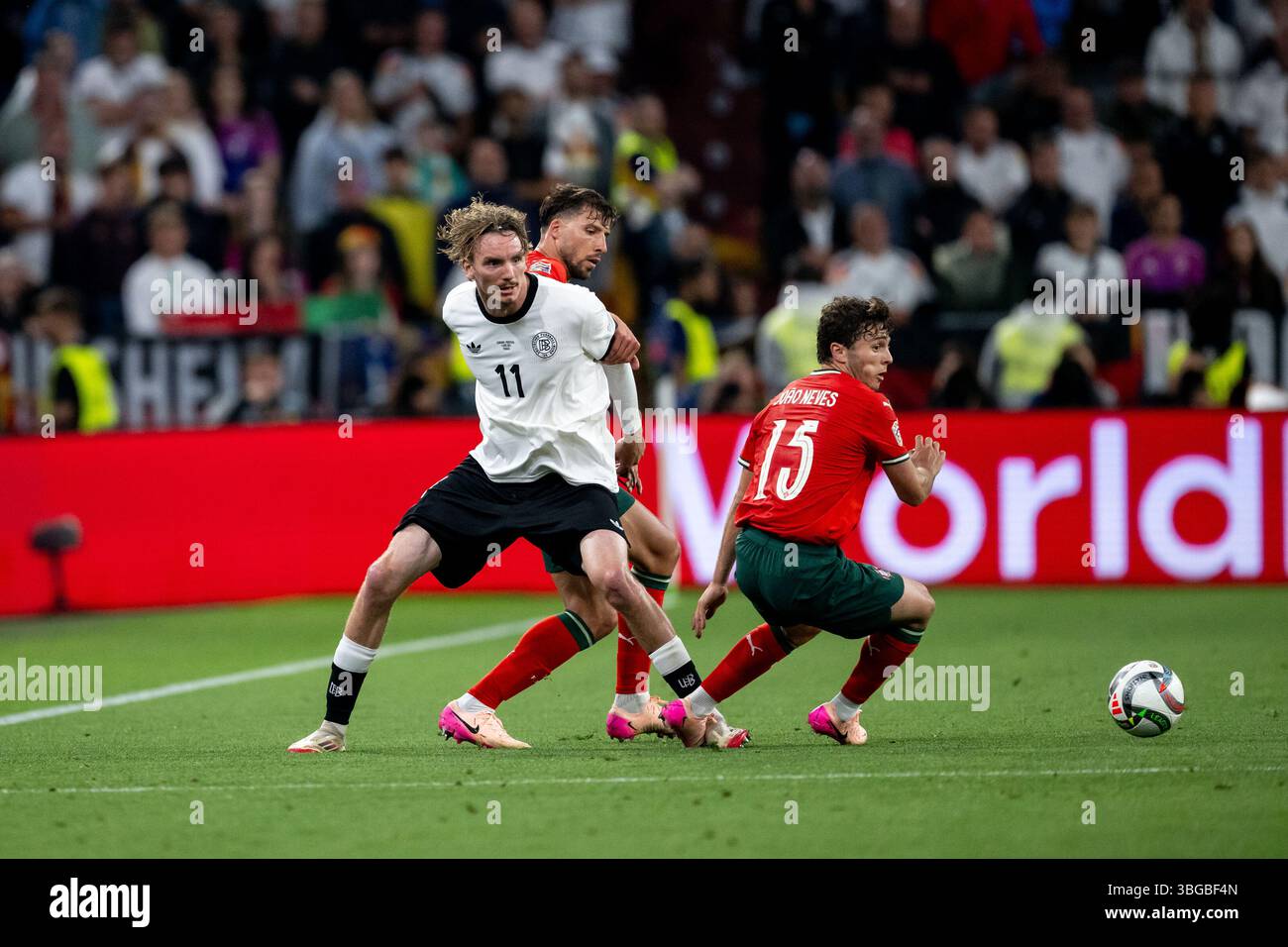 Nick Woltemade (Deutschland, 11) im Zweikampf mit Joao Neves (Portugal