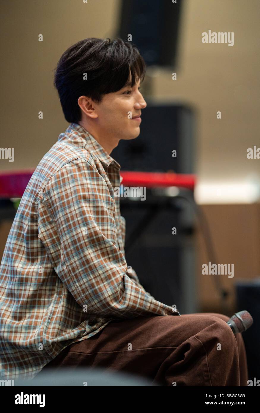 Operatic Style London, UK. 04th June, 2025. Dimash Qudaibergen speaks to fans during a ...