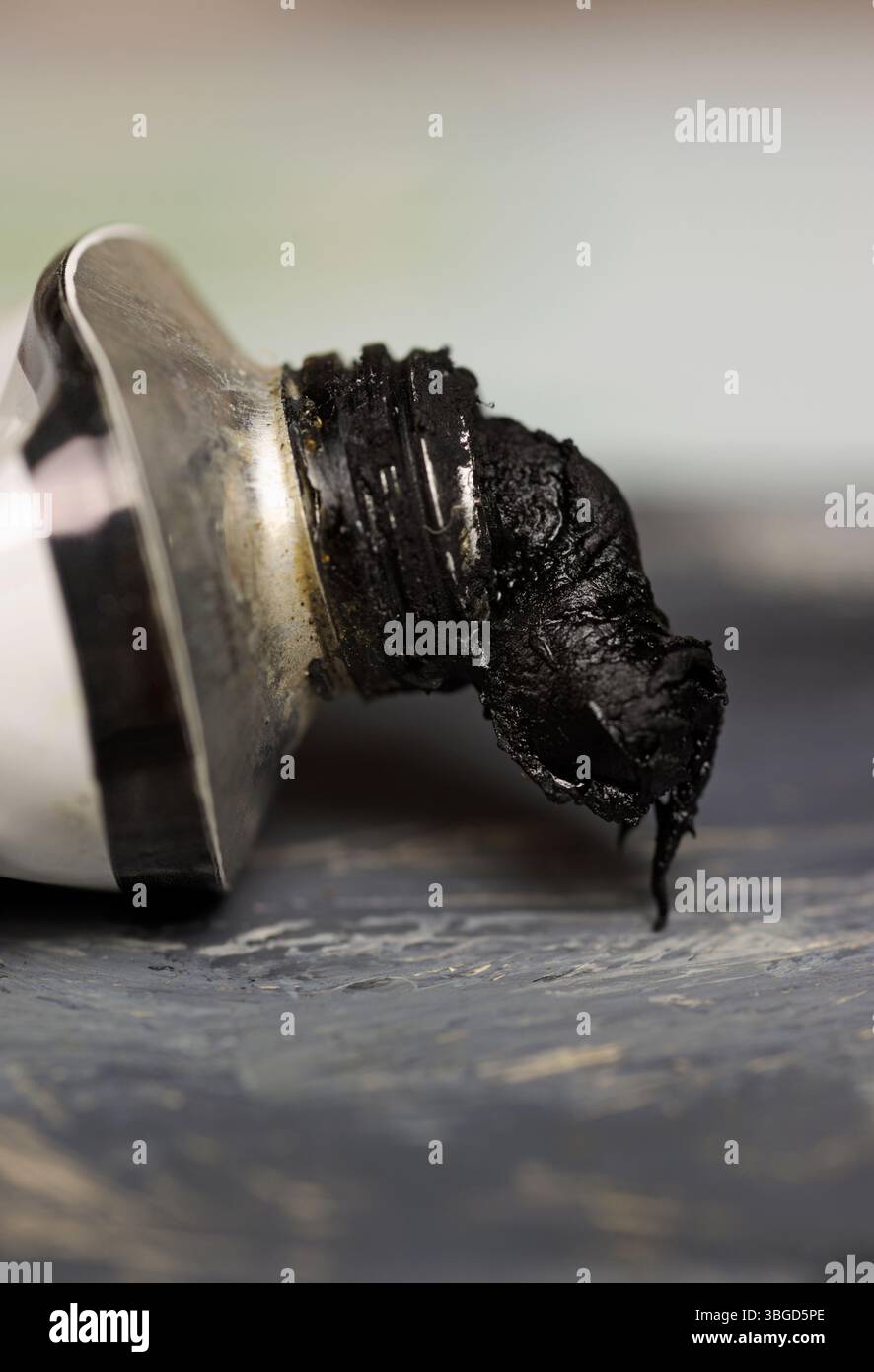 Black out paint hi-res stock photography and images - Alamy