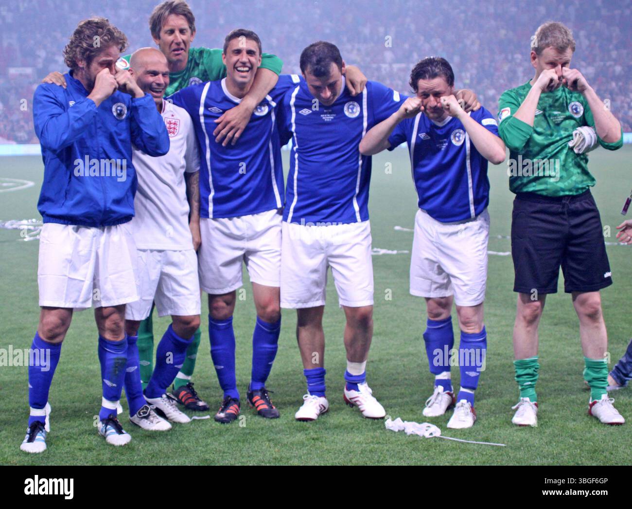 Gerard Butler, Fredrik Ljungberg, Joe Calzaghe, James McAvoy and Patrick  Kielty at Soccer Aid at the Manchester United Football Ground in Manchester  - 27 May 2012 Stock Photo - Alamy, image size:1300x1046