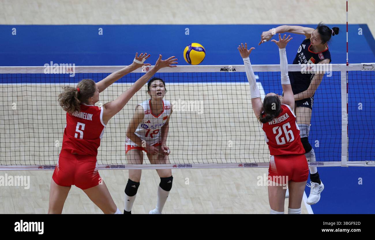 Beijing, China. 5th June, 2025. Wu Mengjie (1st R) of China spikes the ...
